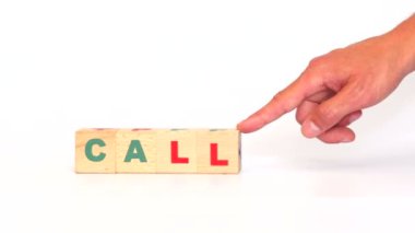 Ahşap küpler tarafından oluşturulan şimdi ifade çağrı