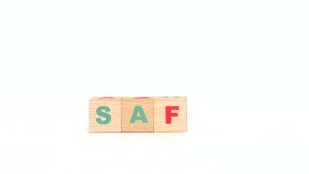 Bezpečné slovo vyrobené z dřevěných kostek — Stock video