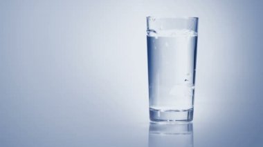 Buz su dolu cam düşüyor