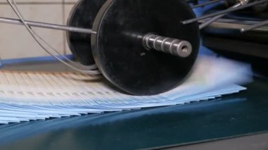 Kağıt'ın altında siyah silindir katlanmış