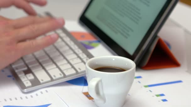 Tasse Kaffee während der Arbeit — Stockvideo