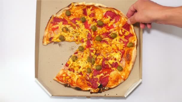 Ta pizza ur lådan — Stockvideo