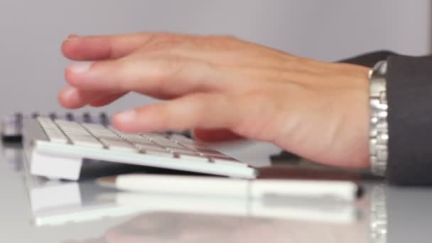 Руки печатают на клавиатуре — стоковое видео