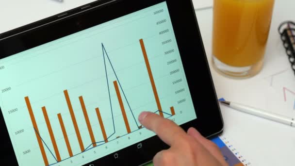 Comprobación de diagramas en la tableta — Vídeos de Stock