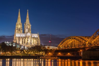 Köprü ve Köln Dom 