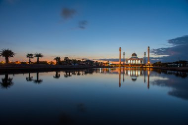 gün batımı sırasında Tayland Camii