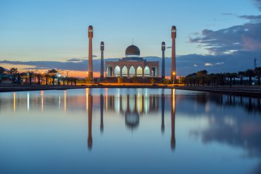 gün batımı sırasında Tayland Camii