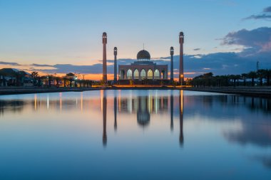 gün batımı sırasında Tayland Camii