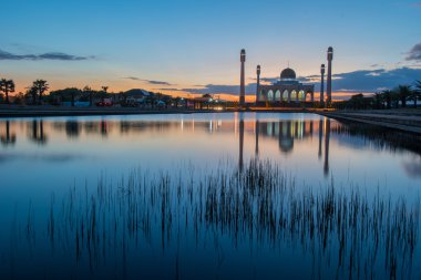 gün batımı sırasında Tayland Camii