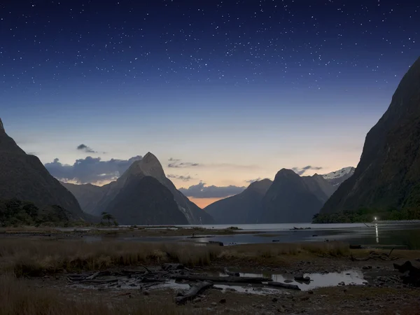 Sonido de Milford por la noche con Startrail, New Sealand — Foto de Stock