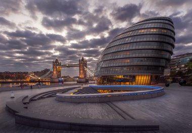 Arka plan kule Köprüsü ile Londra Salonu