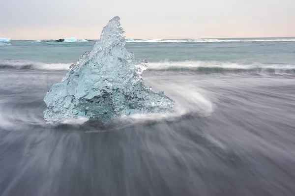 Jokulsarlon met ijsbergen strandde — Stockfoto