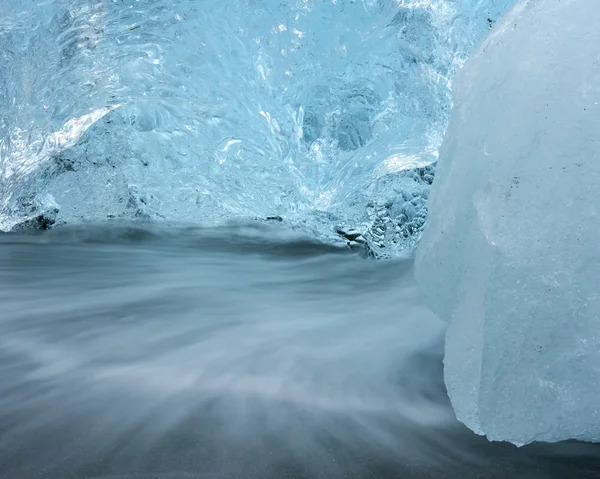 Jokulsarlon met ijsbergen strandde — Stockfoto