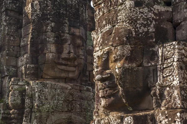 Antigua cara de piedra del templo de Bayon — Foto de Stock