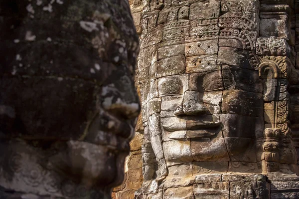 Antigua cara de piedra del templo de Bayon — Foto de Stock