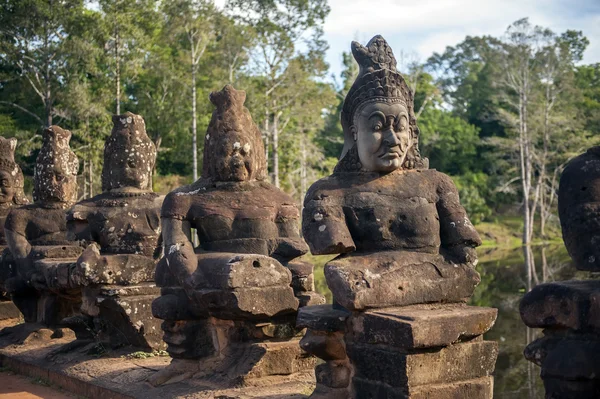 Olbrzymy w Angkor Thom — Zdjęcie stockowe