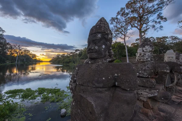 Olbrzymy w Angkor Thom — Zdjęcie stockowe