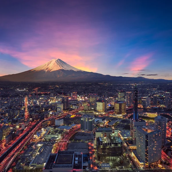 Vista surrealista de la ciudad de Yokohama y el monte. Fuji. — Foto de Stock