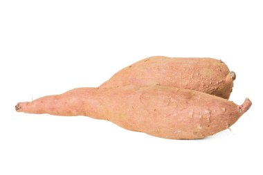 Yüksek çözünürlüklü Japon tatlı patatesinin yüksek çözünürlüklü fotoğrafı beyaz üzerine izole edilmiş, yüksek çözünürlüklü 45MP kamerayla çekilmiş.