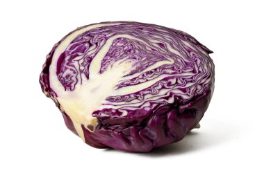 Yüksek çözünürlüklü yüksek çözünürlüklü mor lahana fotoğrafı beyaz üzerine izole edilmiş, yüksek çözünürlüklü 45MP kamerayla çekilmiş.