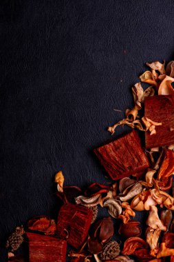 Yüksek çözünürlüklü kokulu çiçeklerin fotoğrafı siyah deri arka plan, yüksek çözünürlüklü 45MP kamera ile çekildi.