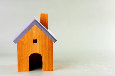 Boş arkaplan üzerine kurulu ahşap evin yüksek çözünürlüklü fotoğrafı