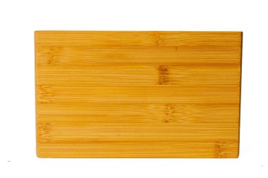 Yüksek çözünürlüklü bir kamerayla çekilen tahta kesme tahtası fotoğrafı beyaz arka plandaki odaklama tekniğini kullanıyor..