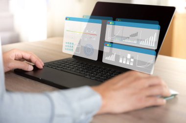 İş dünyasının simgeleri, arka planda iş adamlarıyla iş büyümesini gösteriyor.