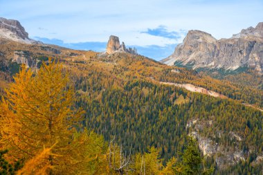 Cinque Torri Dağı 'nın zirvesinin Federa Gölü Dolomite İtalya yolunda çekilmiş bir manzara fotoğrafı.