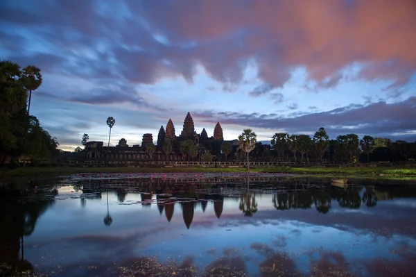 Oude corridor in angkor wat — Stockfoto