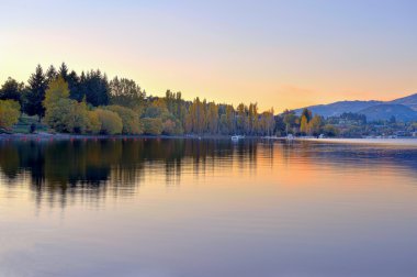 Sonbahar manzarası, göl Wanaka