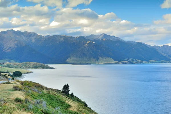 Blue Lake com cordilheira e céu azul em South Island, Novo — Fotografia de Stock