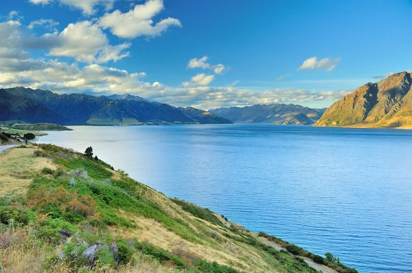 Modré jezero s pohoří a modrá obloha v Jižním ostrově, nové — Stock fotografie