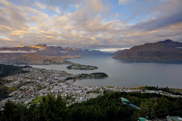 Queenstown downtown skyline with lake Wakatipu from top at dusk — Stock Photo, Image