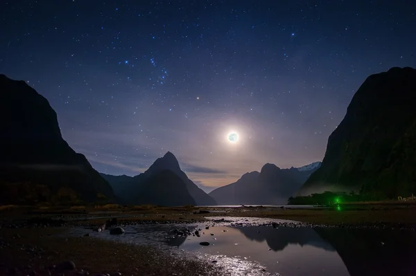 Suono Milford di notte con startrail, Nuova Sealand — Foto Stock