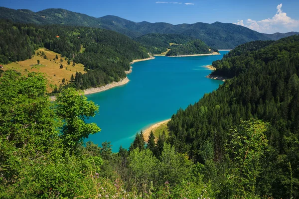 Lago Zaovine na Sérvia — Fotografia de Stock