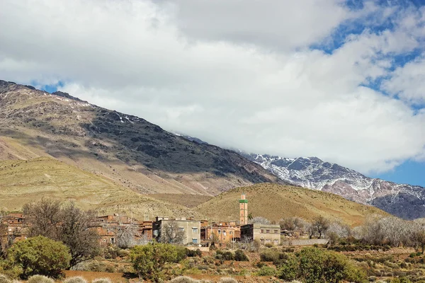 Pueblo en las montañas del Atlas — Foto de Stock