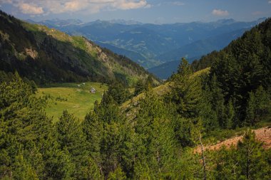 Manzara ziyaretçi dağlarda
