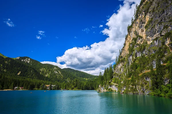 Incrível lago Braies — Fotografia de Stock