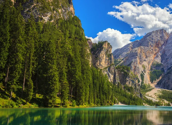 Дивовижні Braies озеро — стокове фото