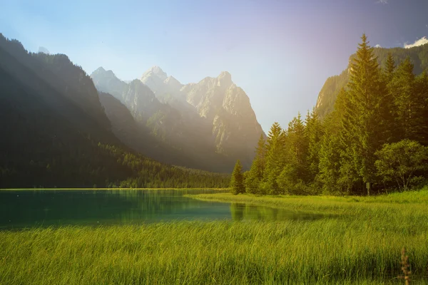 Lindo lago Dobbiaco — Fotografia de Stock