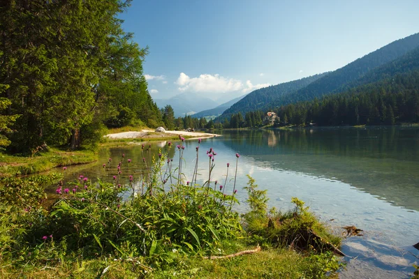 Lindo lago Dobbiaco — Fotografia de Stock
