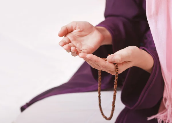 Muslimisches Mädchen mit Rosenkranz — Stockfoto