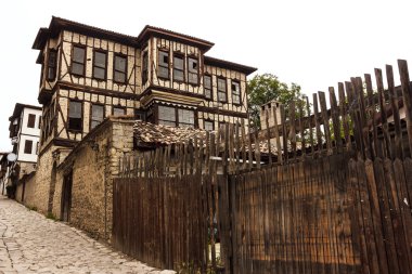 geleneksel ev