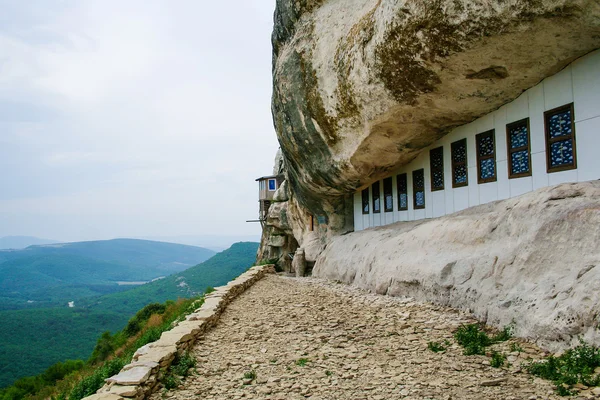 Elbújtak - Blagoveschensky barlang férfi kolostor Krím-félszigeten — Stock Fotó