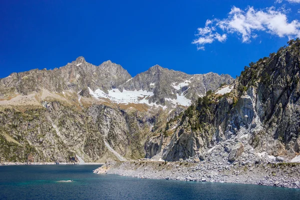 Lago en las montañas — Foto de Stock