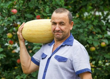 Bahçıvan kavun ile