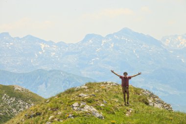 Dağlarda genç yolcusu