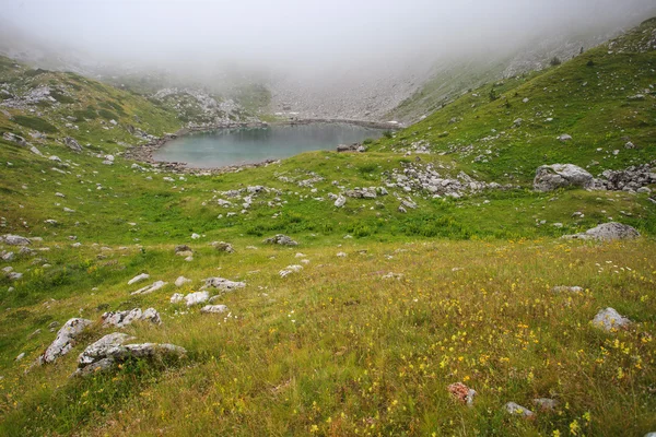 在阿尔巴尼亚的阿尔卑斯山的高山湖泊 — 图库照片