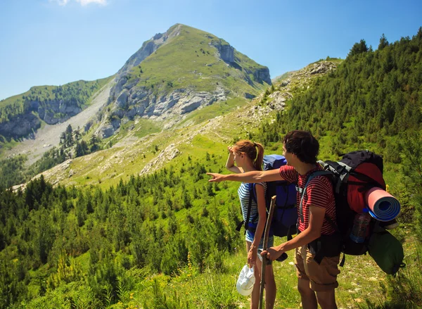 Backpackers w górach — Zdjęcie stockowe